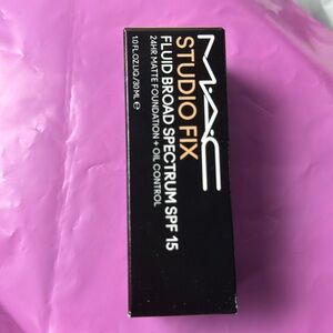 Mac Studio fix fluid broad spectrum spf 15 24 hour matte